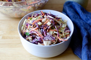 Сочный и хрустящий: как приготовить капустный салат «Коул слоу» за 10 минут
