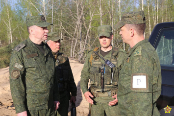Командующий ВВС и войсками ПВО ВС Беларуси посещает район проведения учений 120-й зенитной ракетной бригады