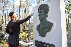 Фотофакт. Сотрудники издательского дома «Беларусь сегодня» благоустраивают Военное кладбище в Минске