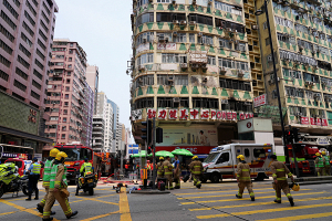Из-за пожара в 16-этажном жилом доме в Гонконге погибли по меньшей мере 5 человек