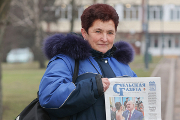 Отличное настроение, позитив и свежие новости разносит жителям городского поселка Любча почтальон Баталова