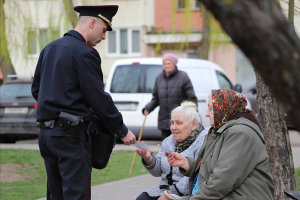 Как не стать жертвой мошенников – в Минске участковые проводят профилактические беседы с пенсионерами