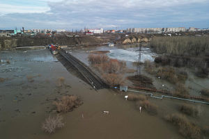 На западе Казахстана из-за паводка затоплены четыре нефтяные скважины