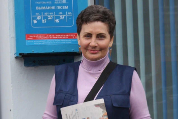 Борисовчане тепло отзываются о почтальоне Ирине Бурко – на память даже поделки дарят