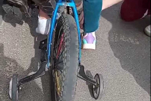 В Речице спасатели пришли на помощь девочке, у которой нога застряла между педалью и рамой велосипеда