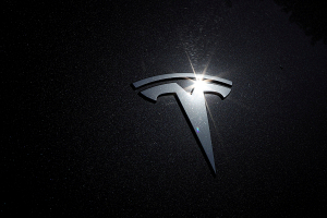 Компания Tesla увольняет более 10% сотрудников по всему миру в связи с падением продаж
