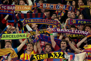 Фанаты «Барселоны» забросали петардами автобус с игроками своей команды