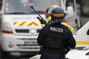 Французская полиция выселила 450 мигрантов из здания заброшенного предприятия рядом с Парижем 
