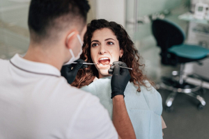 Стоматолог рассказал об уходе за полостью рта в ситуациях, когда невозможна чистка зубов