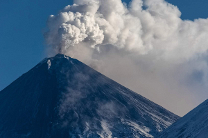 Вулкан Руанг в Индонезии выбросил пепел на высоту 3 км