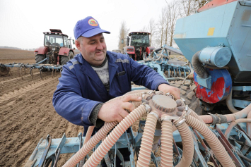 О чем мечтает тракторист из Витебского района Андрей Матвеев, который 25 лет участвует во всех полевых работах