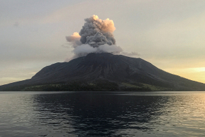 В Индонезии извержение вулкана Руанг привело к отмене 40 авиарейсов – СМИ