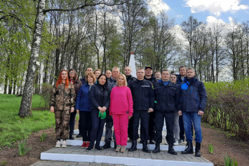 Сотрудники ГТК и таможен Минской области благоустроили братскую могилу в Руденске