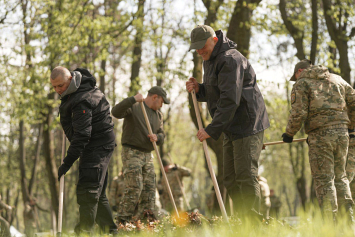 В минском парке Марата Казея трудились юные патриоты, ветераны и военнослужащие ВВ