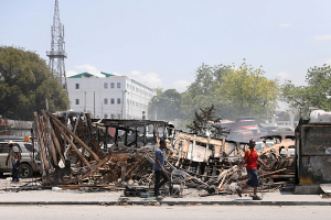 СМИ: столица Гаити подверглась нападениям банд в преддверии смены правительства
