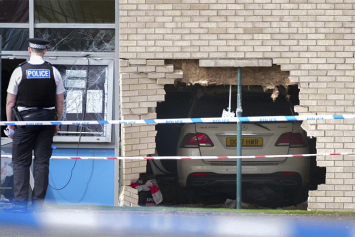 Женщина арестована за вождение под воздействием запрещенных веществ после того, как врезалась в стену школы в Ливерпуле