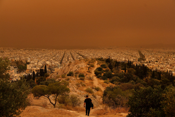 Из-за африканской пыли небо в Афинах окрасилось в красно-желтый цвет