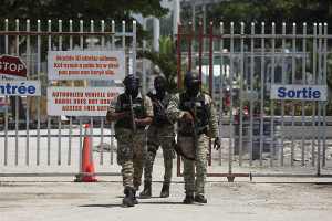 Полиция Гаити усиливает безопасность вокруг Национального дворца в преддверии смены переходного правительства