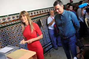 Испанский премьер-министр приостановил выполнение государственных обязанностей, чтобы «поразмыслить» о будущем