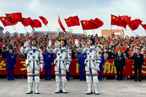 В Китае проводили членов экипажа китайского пилотируемого космического корабля «Шэньчжоу-18»
