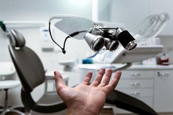 Лечение зубов под микроскопом – деньги на ветер или оправданная трата? Добились правды от стоматолога