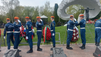 Белорусские дипломаты возложили в Митино венки к мемориалу памяти погибших в результате аварии на ЧАЭС