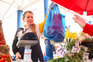 Клубника – 20 рублей, молодой картофель – 0,60: узнали цены на Комаровском рынке
