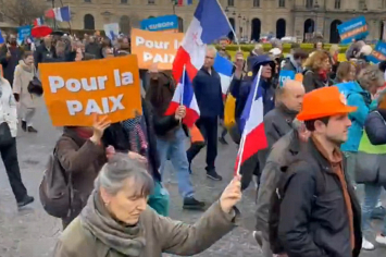 В Париже прошел марш против поддержки Украины и за выход Франции из блока НАТО