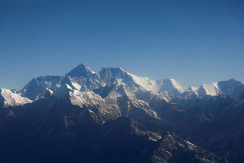 СМИ: в Непале будут при помощи грузовых дронов убирать мусор со склонов Эвереста