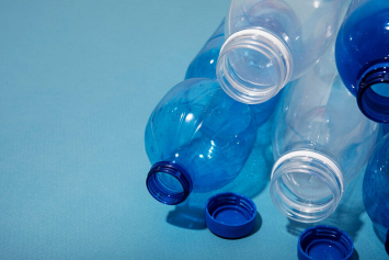 Биолог рассказал, как можно использовать пластиковые бутылки в огороде