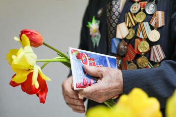 В Гомельской области ветераны продолжают получать поздравления, подарки и матпомощь ко Дню Победы 