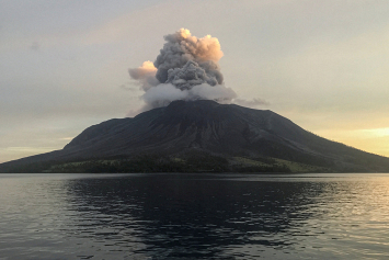 Вулкан Руанг в Индонезии снова начал извергаться – объявлен максимальный уровень опасности