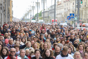 Белстат: в Беларуси женщин на 700 тысяч больше, чем мужчин