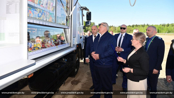 Лукашенко в Костюковичах ознакомился с новой автолавкой на базе МАЗа