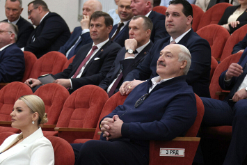 Лукашенко послушал частушки про НАТО и санкции и рассказал, что должен уметь настоящий мужик