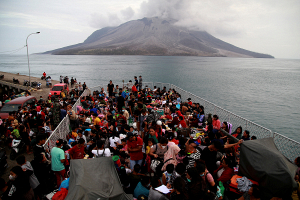 В Индонезии продолжается эвакуация людей из-за извержения вулкана Руанг 