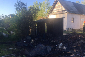 В Солигорском районе тлеющие угли из мангала стали причиной пожара 