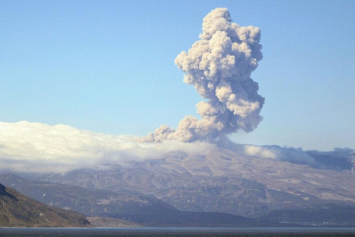 Курильский вулкан Эбеко снова выбросил столб пепла на высоту 2,5 километра