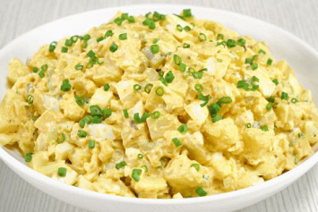 Рецепт легкого блюда на праздник: картофельный салат с яйцом