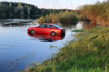 В Светлогорске спасатели достали Audi из Березины