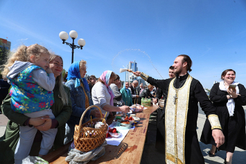 Фотофакт. В Минске православные верующие освящают пасхальную трапезу