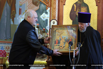 Лукашенко передал в дар Свято-Ильинскому храму в Орше икону «Воскресенье Христово»