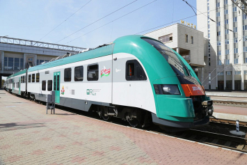 В преддверии 80-летия освобождения Беларуси в стране начали курсировать 17 поездов с праздничной символикой