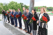 Мининформ и руководители республиканских СМИ возложили цветы к стеле «Минск – город-герой» 