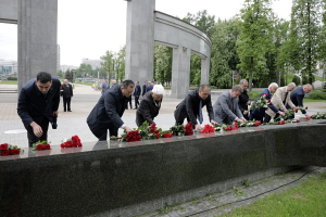 Постпреды и руководство Исполнительного комитета СНГ возложили цветы на аллее Дружбы в парке Победы в Минске