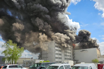 В СМИ сообщили, что причиной крупного пожара на фабрике в Берлине могла стать неосторожность