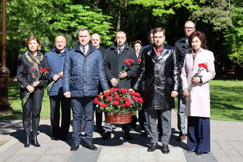 Руководство и работники «Белгоспищепрома» возложили цветы у монумента «Скорбящая мать»