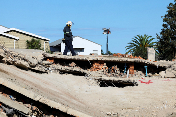 Десятки людей находятся под завалами после обрушения здания в Южной Африке