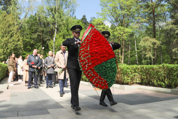 Работники Минюста возложили цветы к монументу «Скорбящая мать»  