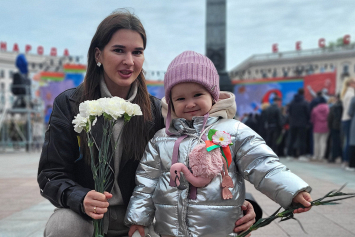 Минчанка Ульяна Рунец: возлагать цветы к монументу Победы – наша семейная традиция